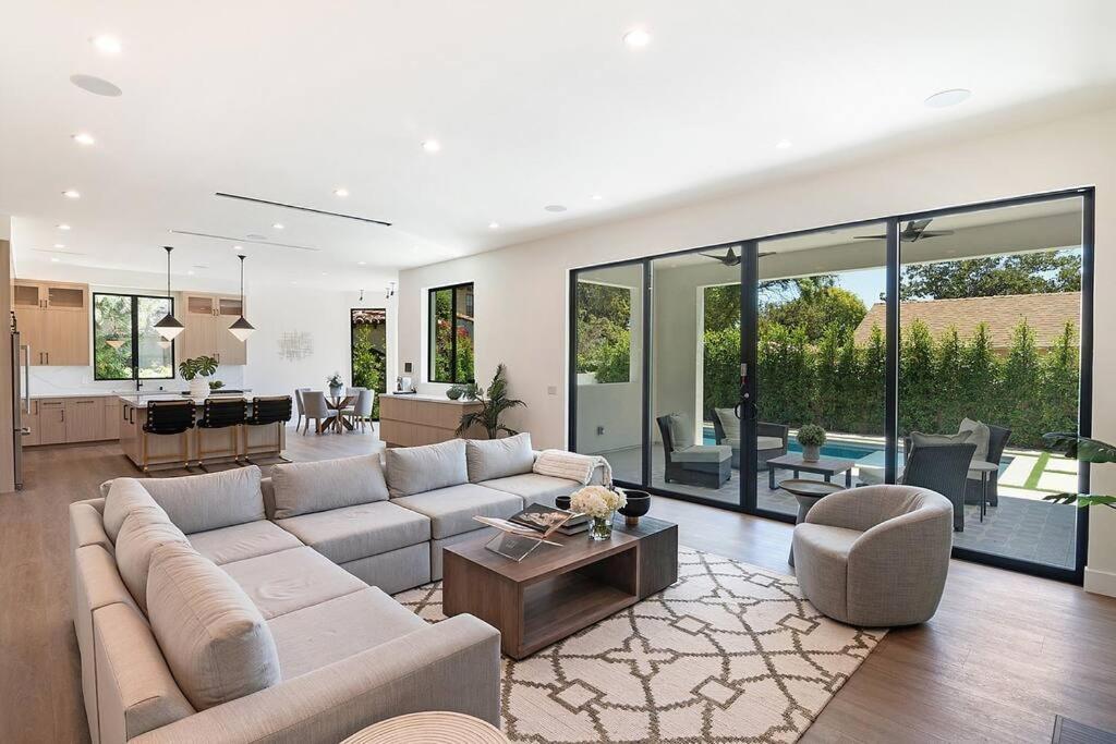 Villa De Magnolia Modern Design 5 bed Villa with a Pool